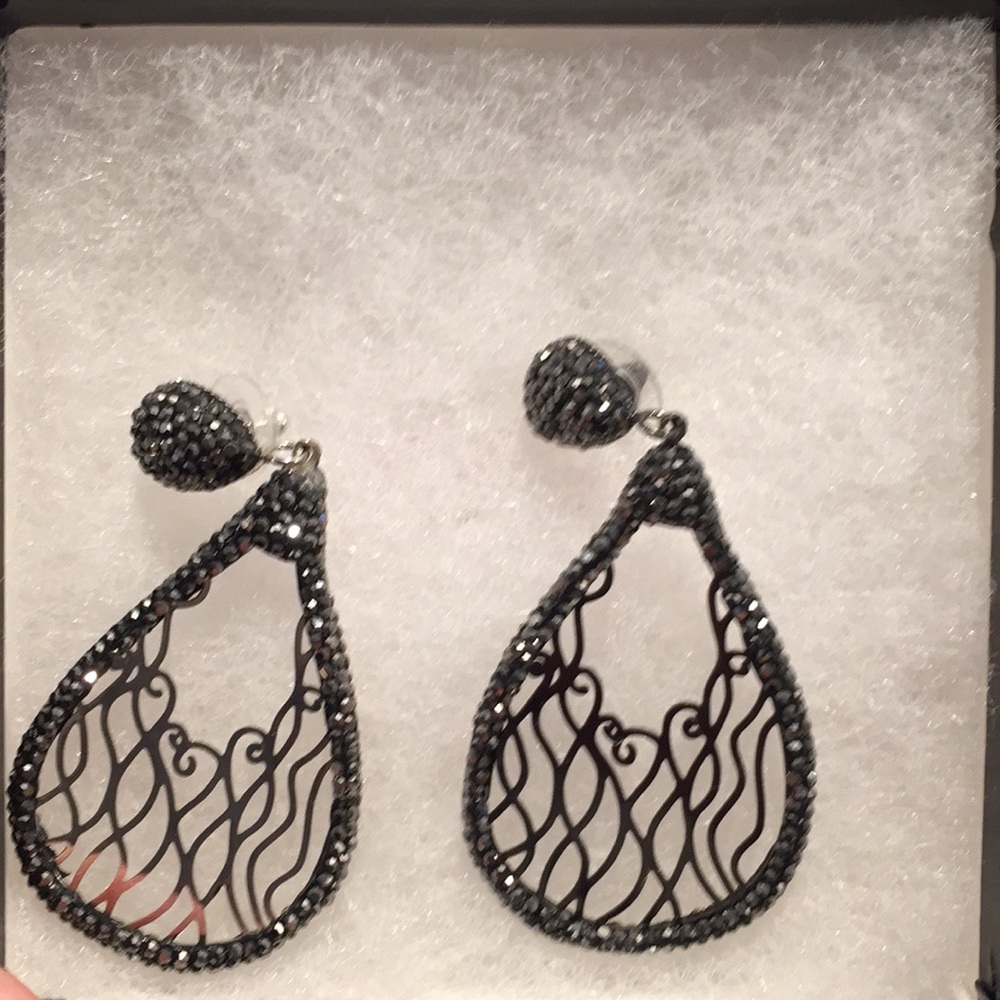 Beautiful dressy black earrings!